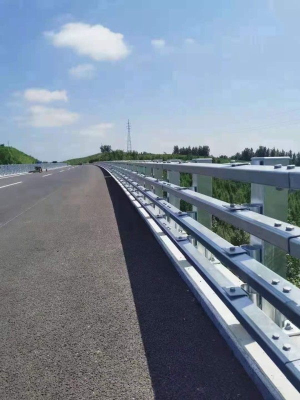 鍍鋅四橫梁防撞護欄